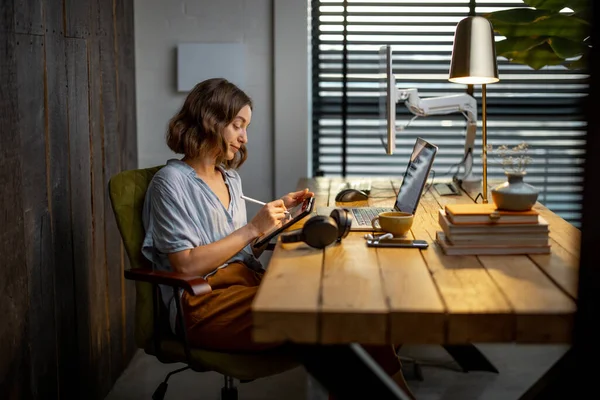 Tvůrčí žena s digitálním tabletem v domácí kanceláři — Stock fotografie