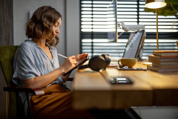 Creatieve vrouw met een digitale tablet op kantoor — Stockfoto