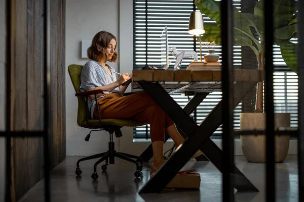 Femme créative avec une tablette numérique au bureau à domicile — Photo