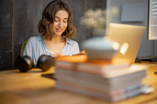 Donna creativa con tablet digitale a casa ufficio — Foto Stock