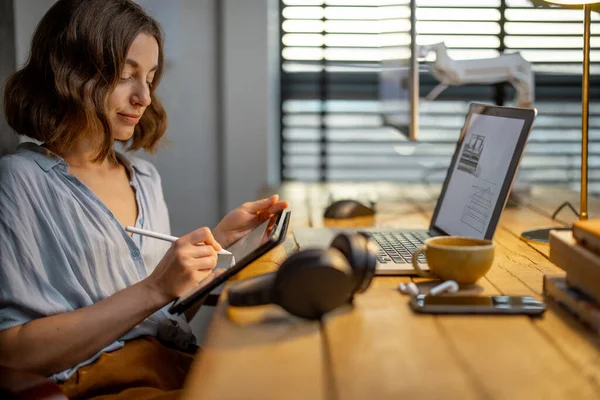 Mujer creativa con una tableta digital en la oficina en casa — Foto de Stock