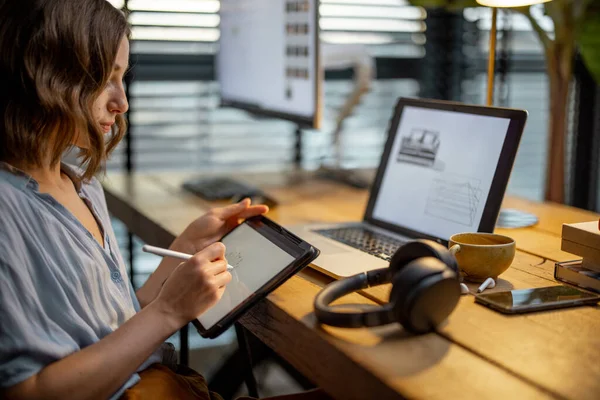 Donna creativa con tablet digitale a casa ufficio — Foto Stock