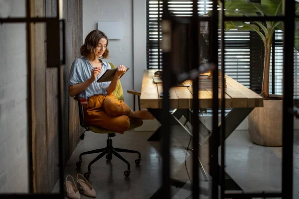 Femme créative avec une tablette numérique au bureau à domicile — Photo