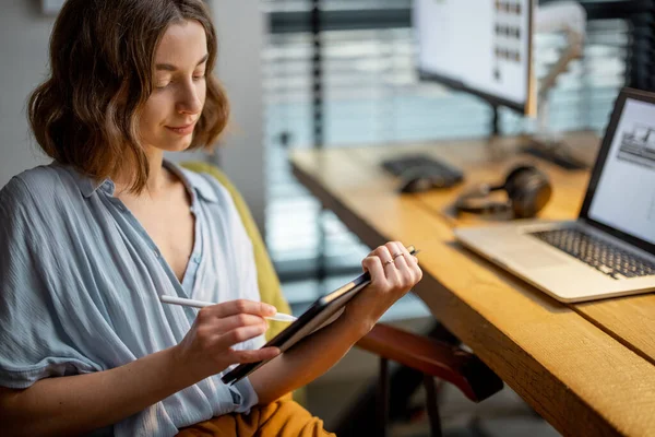 Donna creativa con tablet digitale a casa ufficio — Foto Stock