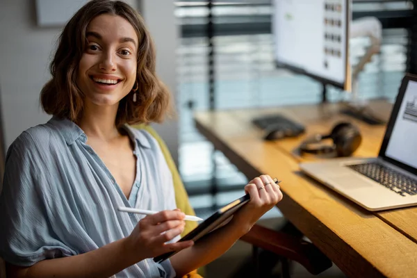 自宅のオフィスでデジタルタブレットを持つ創造的な女性 — ストック写真