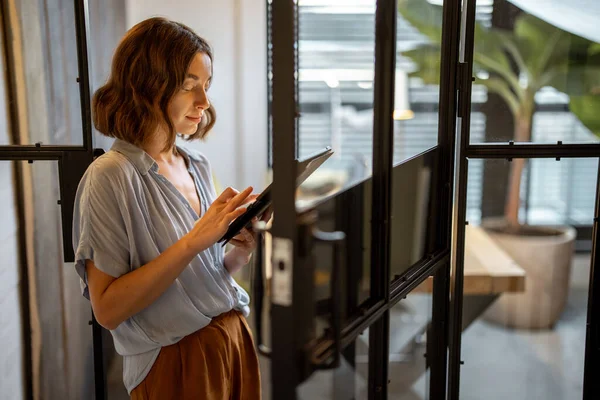 Femme créative avec une tablette numérique au bureau à domicile — Photo