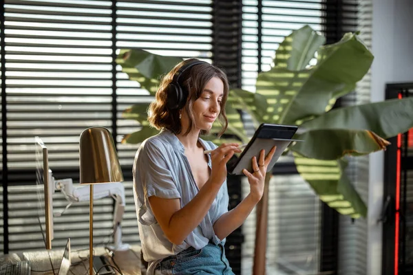Женщина работает над цифровым планшетом в домашнем офисе — стоковое фото