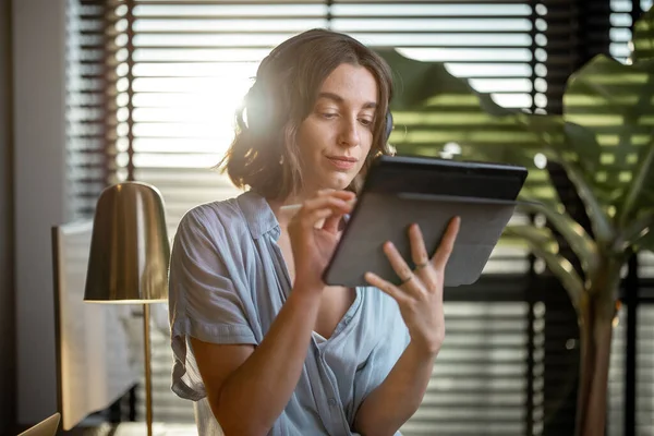 Kobieta pracująca na tablecie cyfrowym w biurze — Zdjęcie stockowe