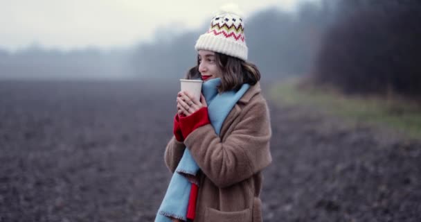 Frau mit Kaffeetasse über die Natur — Stockvideo