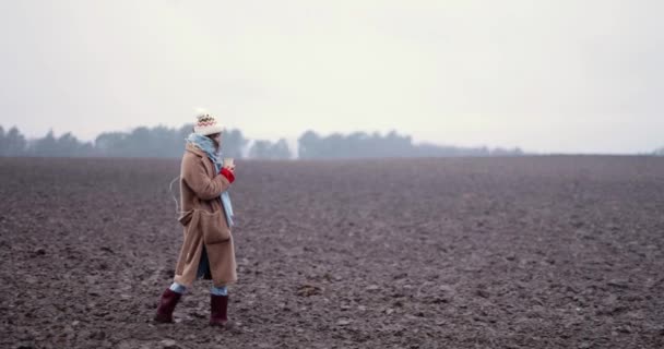 Жінка ходить в зимовий час на полі — стокове відео