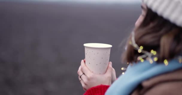 Wanita dengan cangkir kopi di alam — Stok Video