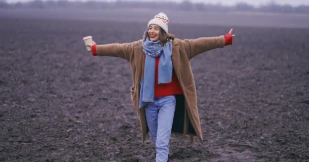 Женщина наслаждается зимним временем на поле — стоковое видео