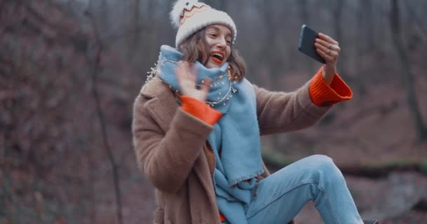 Donna con telefono acceso nella foresta — Video Stock