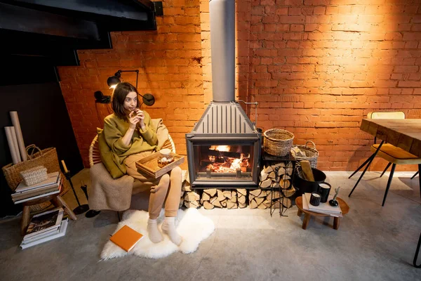 在家里壁炉边休息的女人 — 图库照片