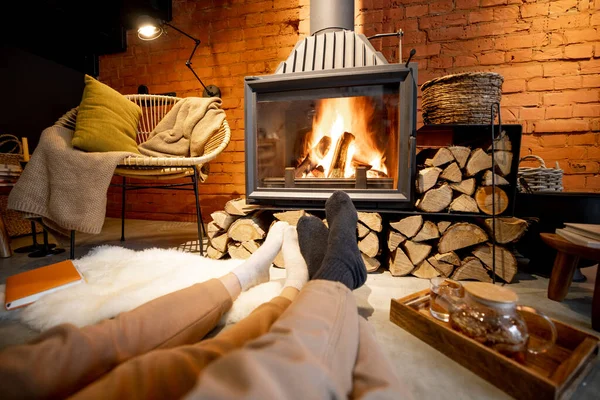 Paar liegt zu Hause am brennenden Kamin — Stockfoto