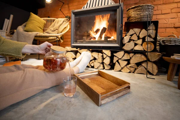 Paar liegt zu Hause am brennenden Kamin — Stockfoto