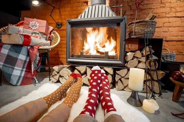 寒假期间，夫妻二人躺在篝火边 — 图库照片