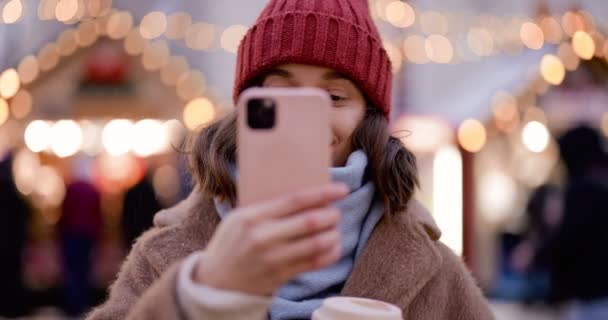 Frau auf Weihnachtsmarkt — Stockvideo