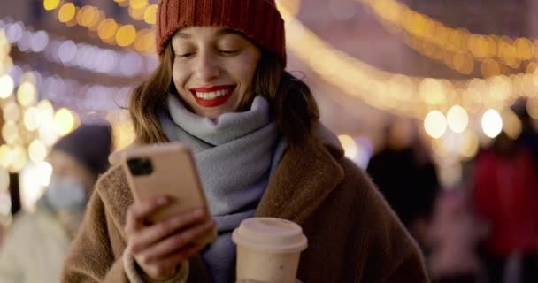 Frau telefoniert auf Weihnachtsmarkt — Stockvideo