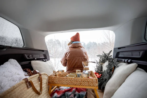 Mulher sentada no porta-malas do carro na floresta de inverno — Fotografia de Stock