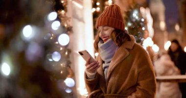 Gece şehrinde Noel 'de bir kadın