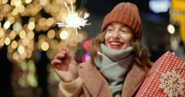 Yeni yılı yanan havai fişeklerle kutlayan kadın