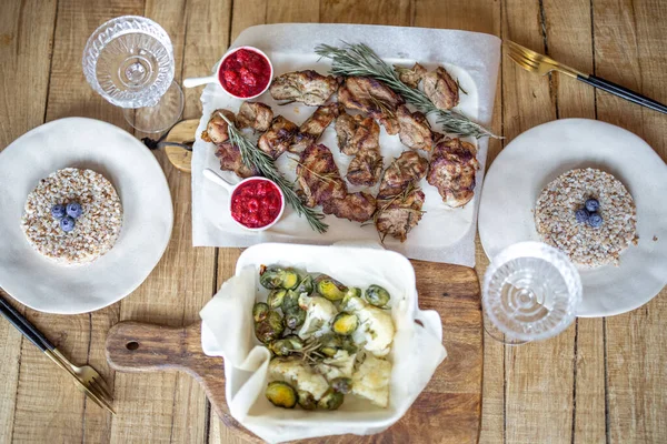 Serveren van lunch op een houten tafel — Stockfoto