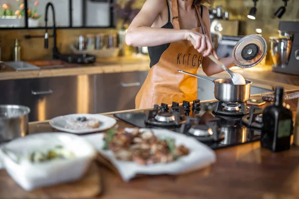 Femme cuisine sarrasin dans une casserole — Photo