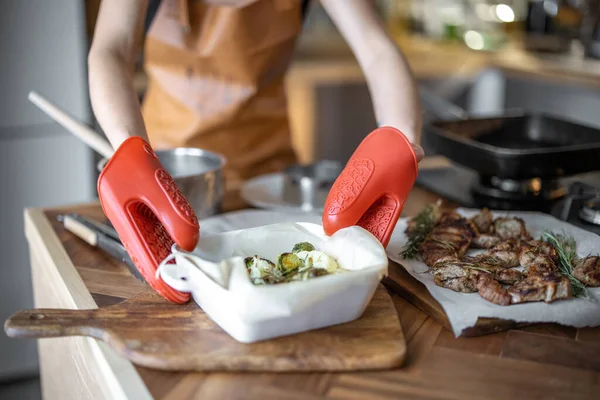 Vrouw die groenten kookt met vlees — Stockfoto