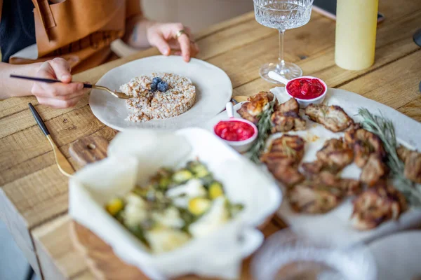 Serverer lunsj på trebord – stockfoto