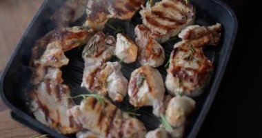 Tavada et parçaları kızartıyorlar.