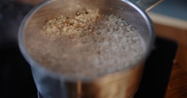 Karabuğday tavada kaynıyor.