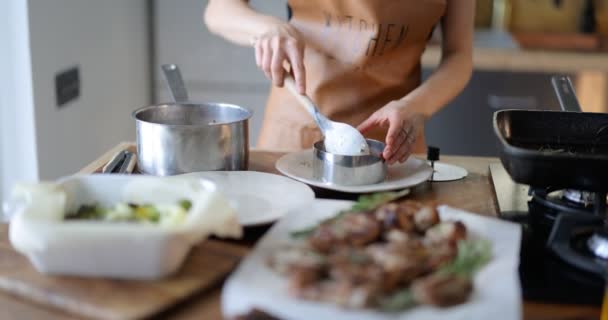 Housewife making lunch with vegetables, meat and buckwheat — Stock Video