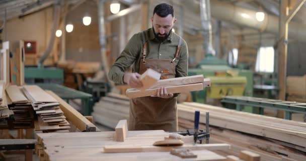 Hombre trabajando con madera en la carpintería — Vídeo de stock