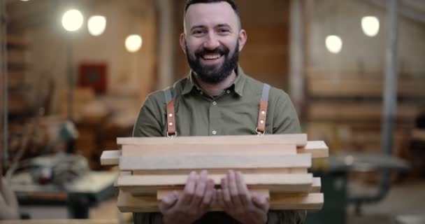 Mand, der arbejder med træ på snedkeri – Stock-video