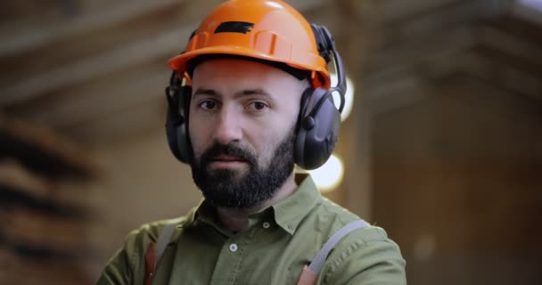 Potret seorang karyawan tukang kayu yang percaya diri — Stok Video