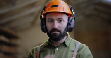 Sert şapkalı bir marangozun portresi.