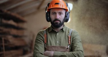 Kendine güvenen bir marangozun portresi