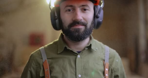 Retrato de un empleado de carpintería confiado — Vídeos de Stock