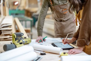 Marangozlukta marangozluk yapıyorum.