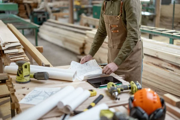 Progettazione di alcuni lavori in legno presso la falegnameria — Foto Stock