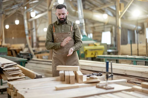 Portrait of a carpentry employee in manufactory — Stock Photo, Image