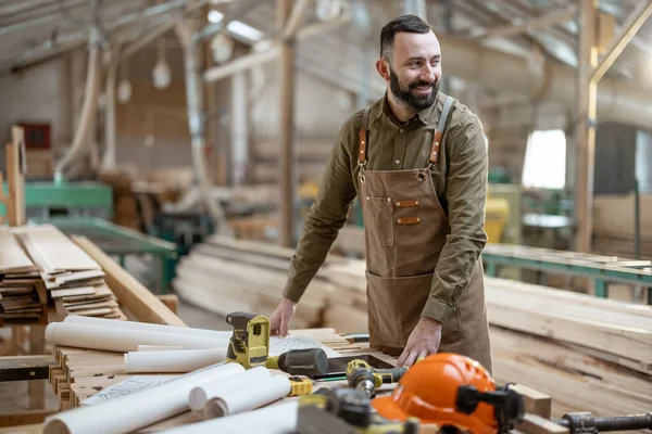 Trabajador de carpintería guapo en la fabricación de maquinaria — Foto de Stock