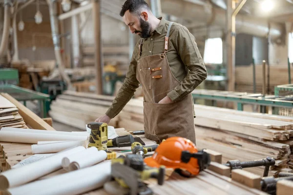Trabajador de carpintería guapo en la fabricación de maquinaria — Foto de Stock