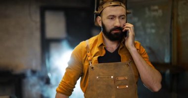 Atölyedeki kaynakçının telefonu.