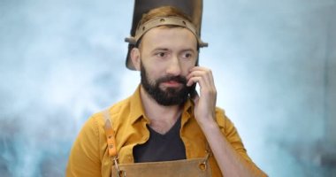 Atölyedeki kaynakçının telefonu.