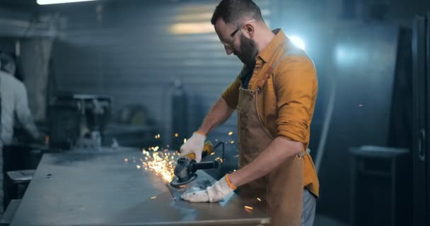 Hombre trabajando con metal en el taller — Vídeos de Stock