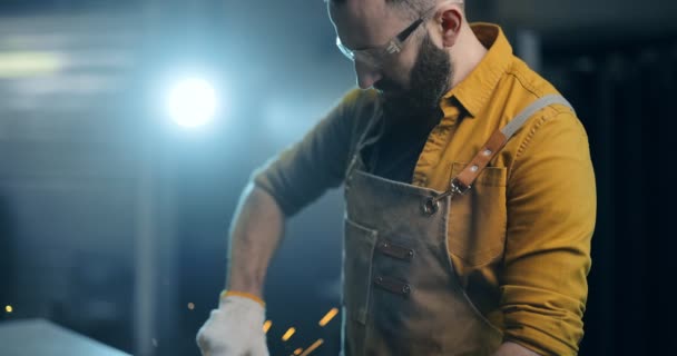 Hombre trabajando con metal en el taller — Vídeo de stock