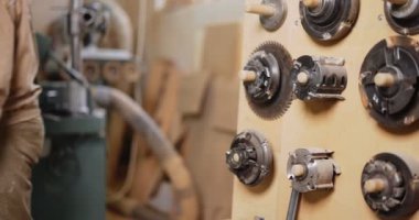 Marangozhanedeki eski öğütme makinesi üzerinde çalışıyorum.