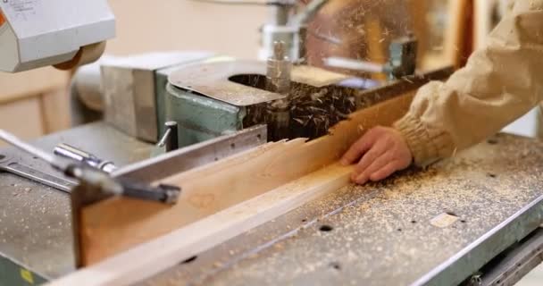 Capenter moliendo tablones de madera en la vieja máquina — Vídeos de Stock